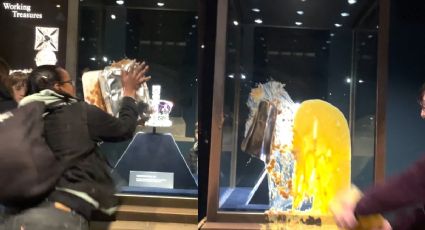 VIDEO | Activistas lanzan por protesta pastel a las joyas de la corona británica