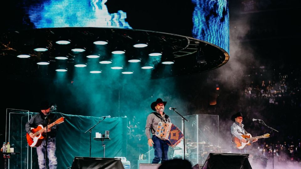 Ricky Muñoz y la agrupación Intocable ofrecieron un espectáculo 360° lleno de producción y cercanía en la Arena Monterrey.