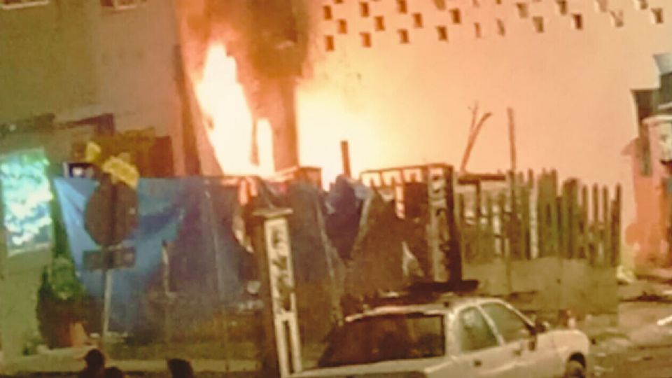 Bomberos y rescatistas confirmaron el hallazgo de dos personas sin vida tras apagar el incendio en la colonia Villa Regina, en Pesquería.