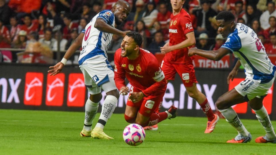 Alexis Vega quedó fuera de la Semifinal del Apertura 2025 tras complicarse su recuperación por un manejo médico cuestionado.