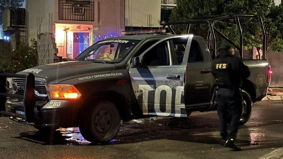 Autoridades resguardan la barbería atacada mientras peritos recaban evidencias tras la balacera en Escobedo.