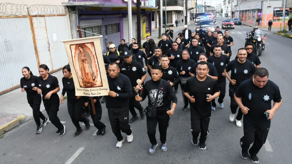 Oficiales de Monterrey entregan la Rosa de Plata en el Santuario de la Virgen de Guadalupe tras completar su recorrido anual.