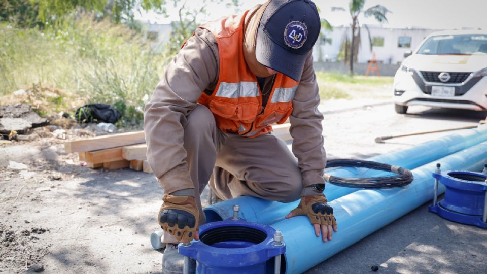 Trabajadores de Agua y Drenaje reparan un tubo roto que dejó sin servicio a vecinos de la colonia Camino Real, en Guadalupe.