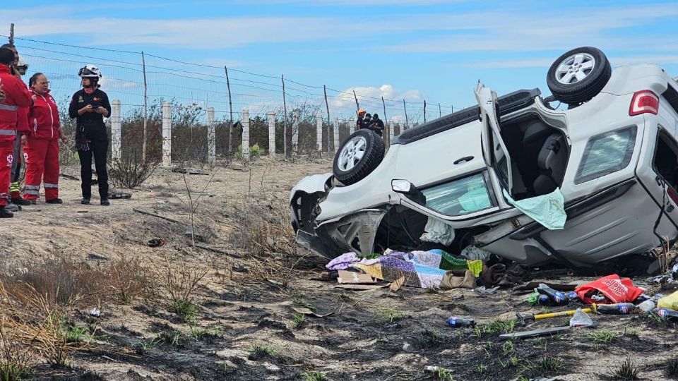 Personal de Protección Civil de Mina trabajó en la atención del accidente donde cinco personas perdieron la vida tras un choque frontal y volcadura.
