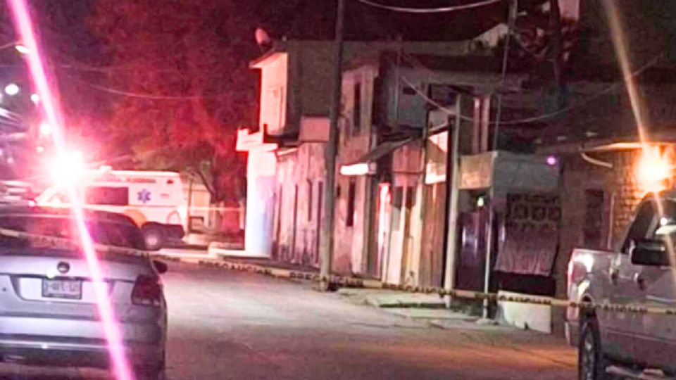 Agentes ministeriales investigan el lugar donde un joven fue asesinado a balazos en la comunidad La Ascención, en Aramberri.