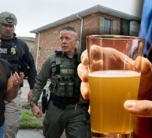 Dueño de bar es amenazado por promoción viral de cerveza gratis a cambio de ayudar a ICE