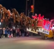 VIDEO | Convierten retroexcavadora en trineo de Santa Claus y se hacen virales