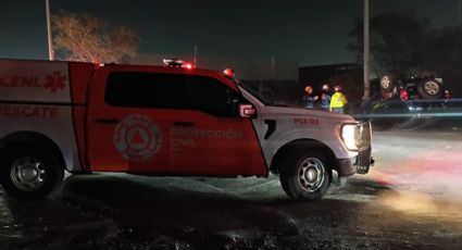 Vehículo se vuelca en Avenida Colosio, en Santa Catarina