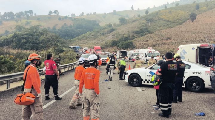 Volcadura de autobús deja al menos 2 muertos y más de 20 heridos en Chiapas | FOTOS