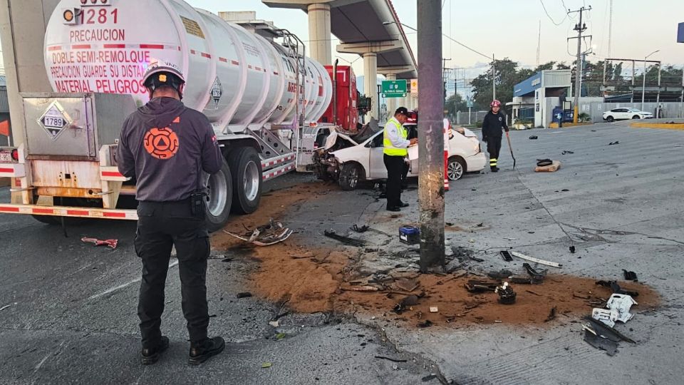 Doble choque en Félix U. Gómez: conductor impacta un poste y luego es embestido por un tráiler pipa en Monterrey.