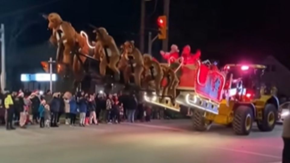 Una retroexcavadora hizo las delicias en El Naranjo, al convertirse en un increíble trineo de Santa Claus.