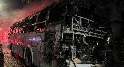 Camión de empresa se incendia y se propaga a vivienda en Apodaca | VIDEO