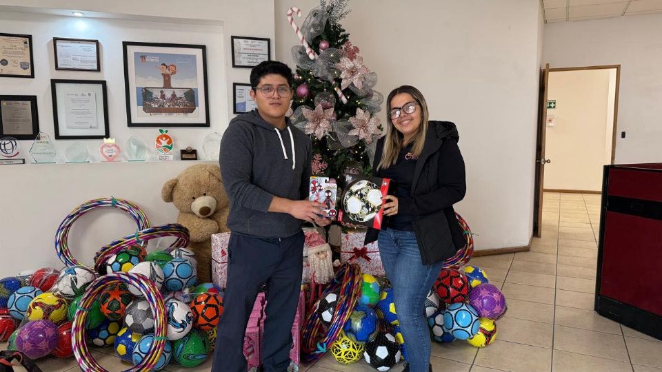 El DIF Nuevo León recibe juguetes donados como parte de la campaña navideña Regaleón 2025.