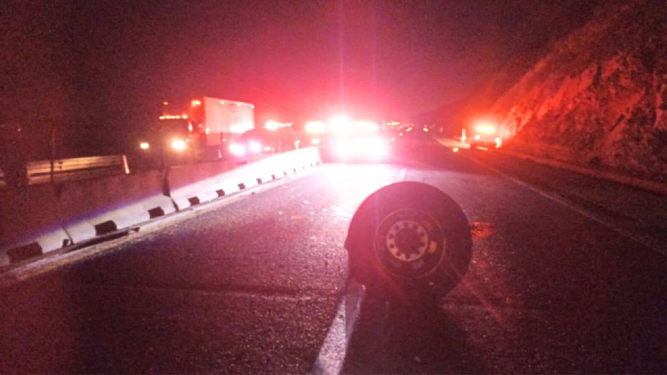 Personal de mantenimiento y grúas maniobran para retirar las unidades involucradas en el choque múltiple en la Autopista Monterrey-Saltillo.