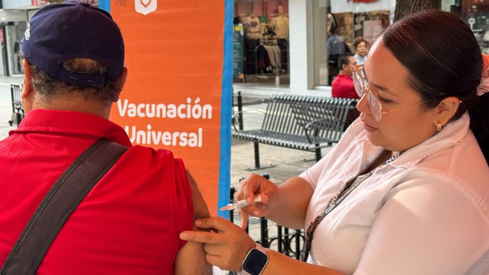 La Secretaría de Salud de Nuevo León pidió reforzar la vacunación contra influenza A H1N1 ante un posible brote en un colegio.