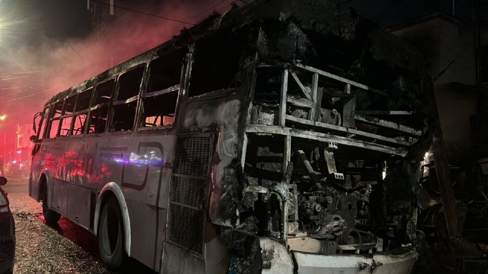 Protección Civil NL controló el fuego que inició en un camión de empresa y se extendió a una vivienda en Apodaca.