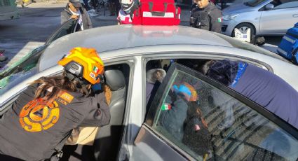 Auto choca contra columna del Metro en Monterrey y deja a cuatro personas lesionadas