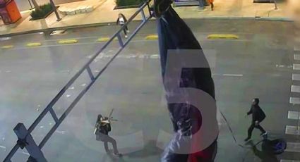 Paracaidista se enreda en semáforo de la CDMX; lo detienen elementos de la SSC | VIDEO