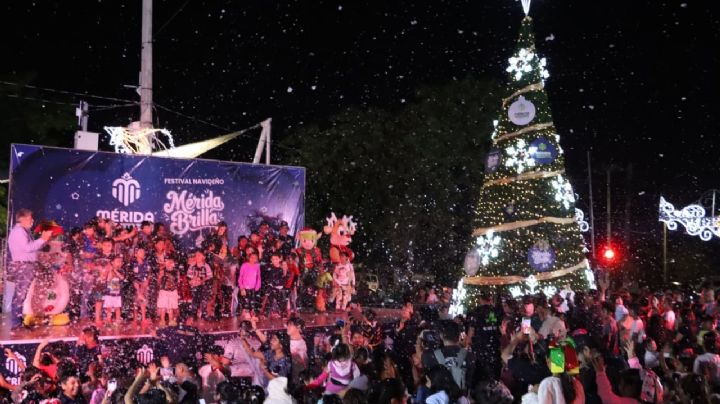 El sur de Mérida brilla con el encendido del sexto árbol navideño monumental