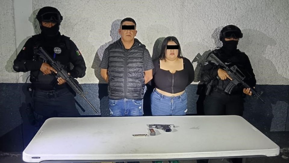 Los detenidos viajaban en un vehículo Lincoln blanco donde se localizó un arma con 10 cartuchos hábiles.
