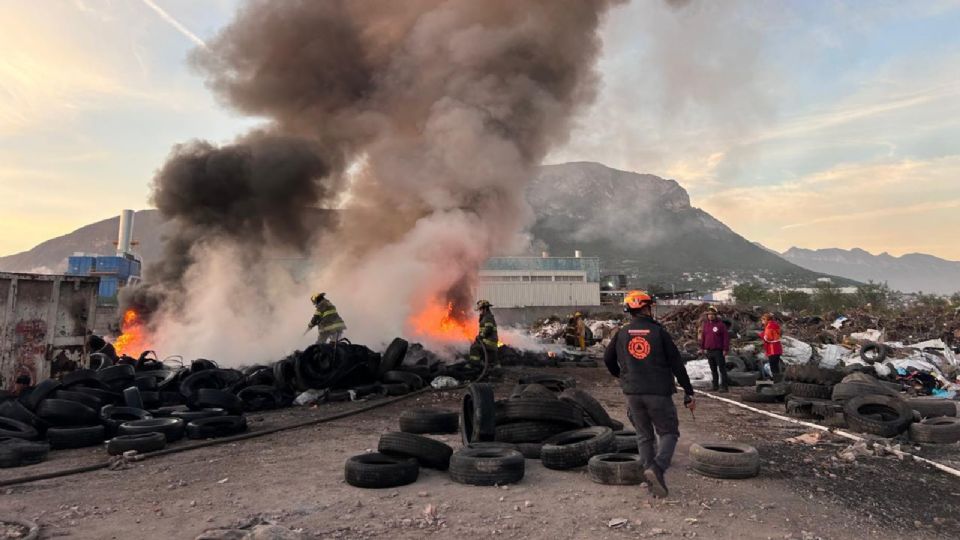 Corporaciones de emergencia sofocaron un incendio de basura y llantas en el Parque Industrial Escobedo sin reporte de lesionados.