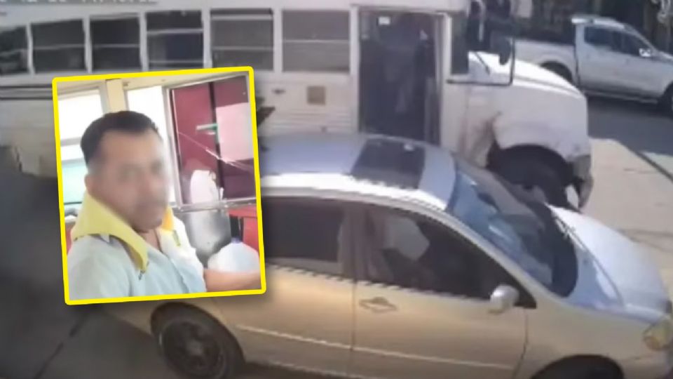 En la grabación se observa al estudiante discutiendo con el chofer junto a la puerta delantera.