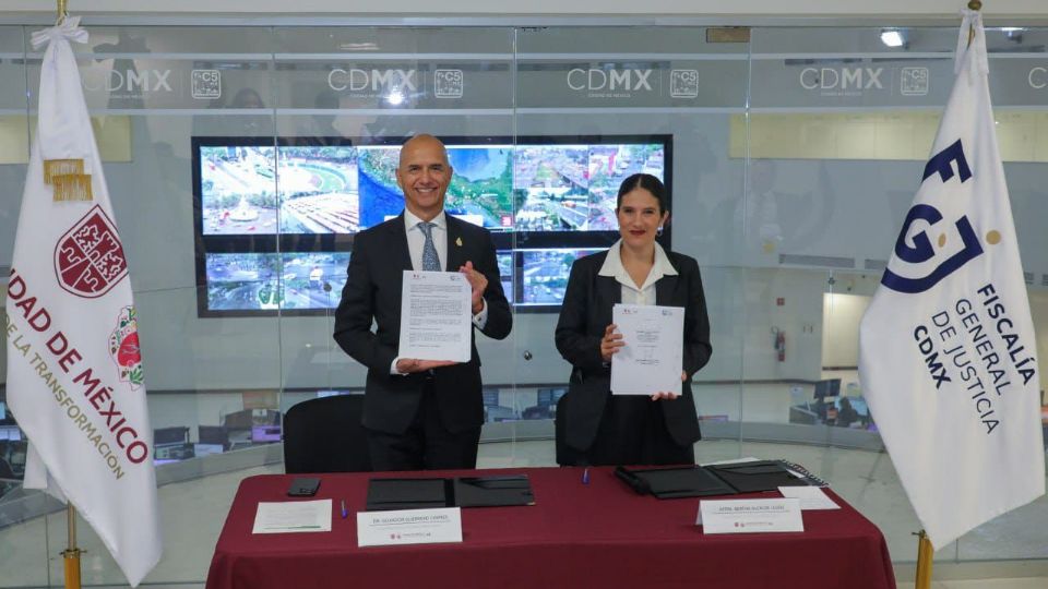 La titular de la Fiscalía General de Justicia capitalina, Bertha Alcalde Luján, y el Coordinador General del C5 Salvador Guerrero Chiprés, firmaron un convenio de colaboración.