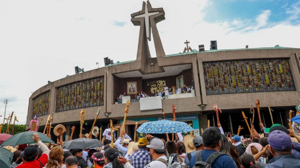 Peregrinos visitan la Basílica de Guadalupe.