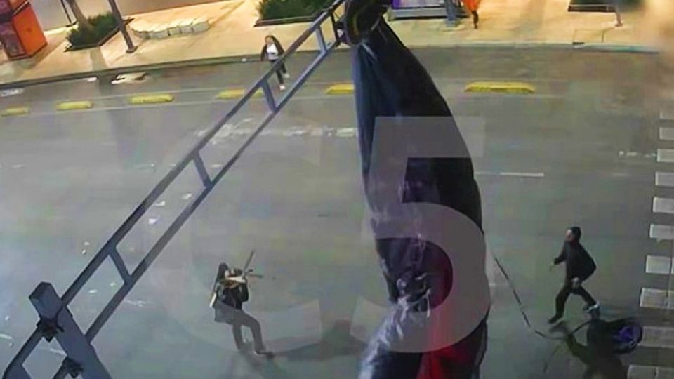 Paracaidista se enreda en semáforo de la CDMX.