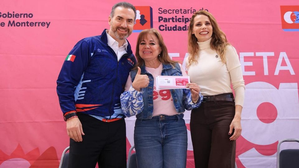 Más de 2 mil mujeres recibieron la Tarjeta Regia Plus durante un evento encabezado por el alcalde Adrián de la Garza en el Gimnasio Monterrey 400.