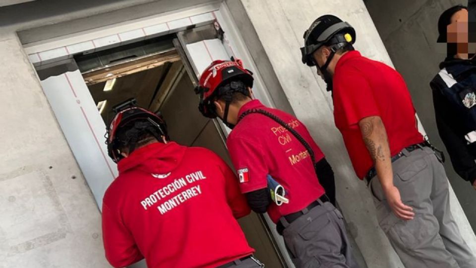 Elementos de Protección Civil Nuevo León brindaron atención a las personas atrapadas en el ascensor.