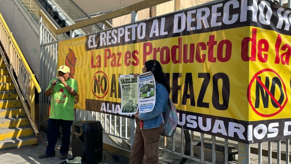 De nueva cuenta, los usuarios del transporte público se manifestaron sobre la avenida Juárez, en el centro de Monterrey.