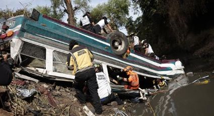 Accidente de autobús que cayó de un puente en Guatemala deja 51 muertos (videos)