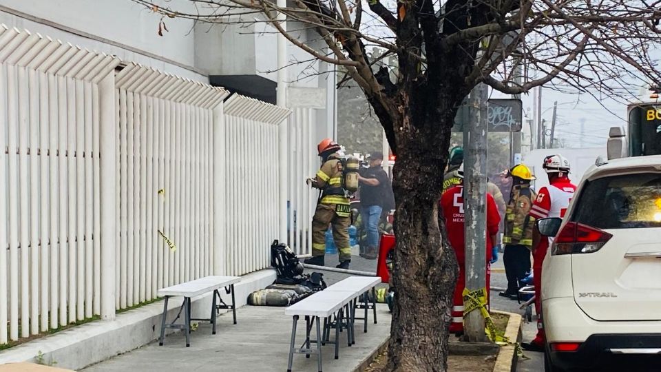 Personal de Bomberos Nuevo León trabajó en las maniobras de control y sofocación del siniestro.