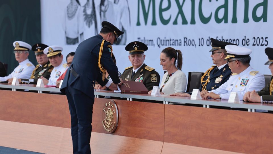 La titular del Ejecutivo les pidió tener en cuenta el origen del Ejército mexicano, el cual nace del amor al pueblo y la patria.