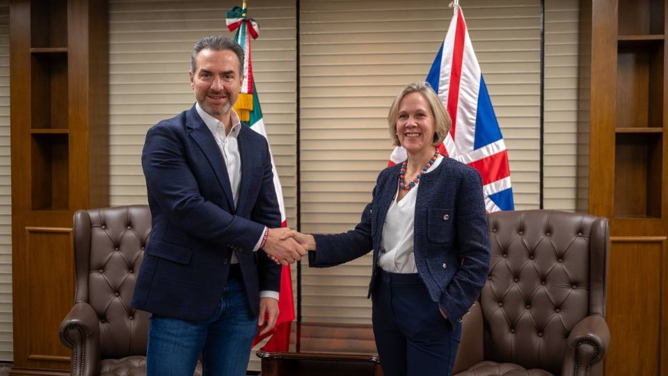 La embajadora del Reino Unido en México, Susannah Goshko, y el alcalde de Monterrey, Adrián de la Garza, durante su reunión en el Palacio Municipal, donde se discutieron oportunidades de colaboración en preparación para la Copa Mundial FIFA 2026.