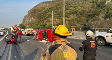 Volcadura deja una persona fallecida y un lesionado en San Pedro; cierran vialidad