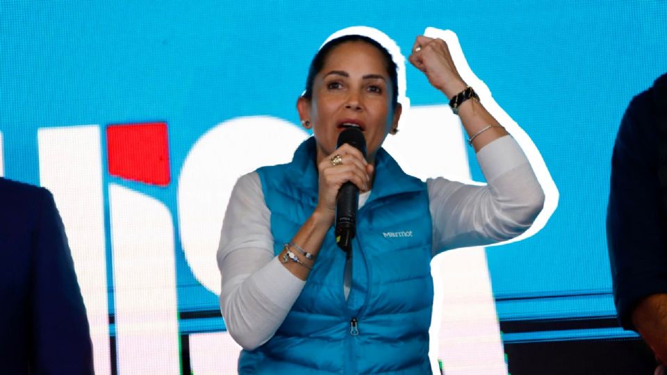 La candidata presidencial del correísmo, Luisa González, habla durante un evento tras los resultados de la primera vuelta de las elecciones generales este domingo, en Quito (Ecuador).