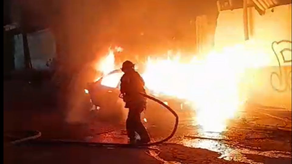 Bomberos nicolaítas realizaron las maniobras de control y sofocación del fuego.