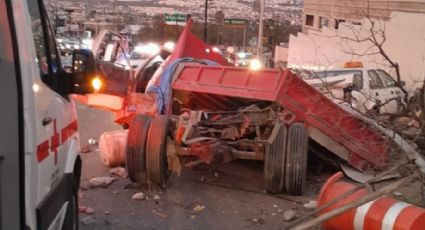 Camión sin frenos provoca choque múltiple, atropella y mata a una persona en Cumbres