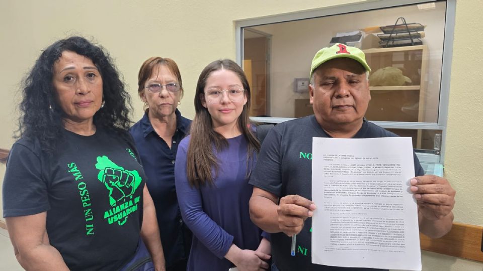 Jaime Noyola Cedillo, líder de la organización, acudió a la Oficialía de Partes del Congreso del Estado.