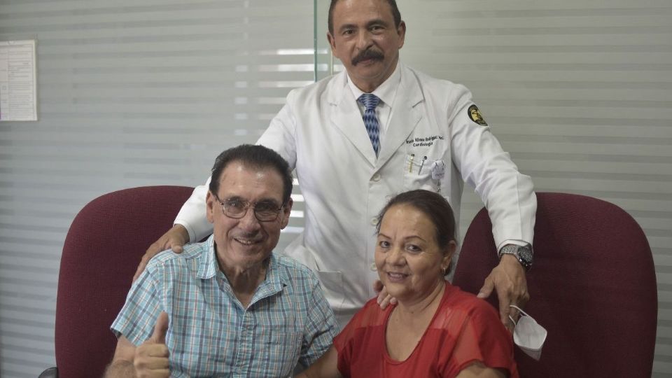 Equipo médico del IMSS en Nuevo León logró salvar la vida de Salomón de 68 años.