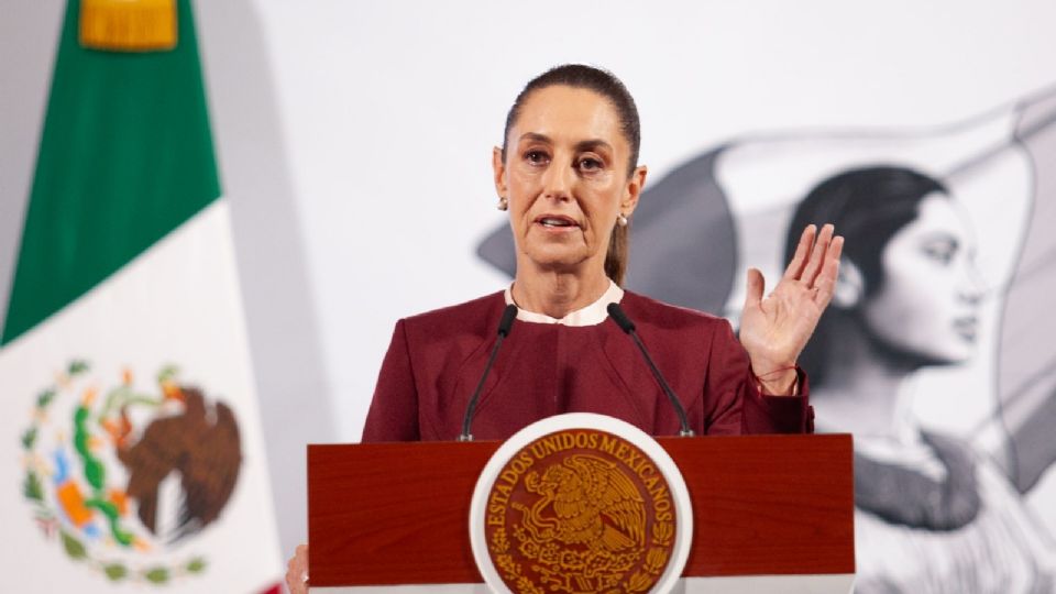 La Presidenta Claudia Sheinbaum durante su conferencia mañanera, donde abordó la disputa política en Nuevo León y su preocupación por el uso de la vía penal en la resolución de conflictos.