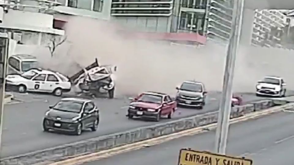 Momentos de terror se vivieron sobre la avenida Alejandro de Rodas cuando el camión de carga aparentemente se quedó sin frenos.