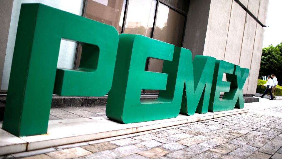 Pemex señaló que equipos especializados realizan limpieza y remediación en los márgenes del río Pantepec para restablecer sus condiciones naturales.