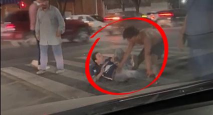 VIDEO | Captan a indigente agrediendo a joven en el Centro de Monterrey