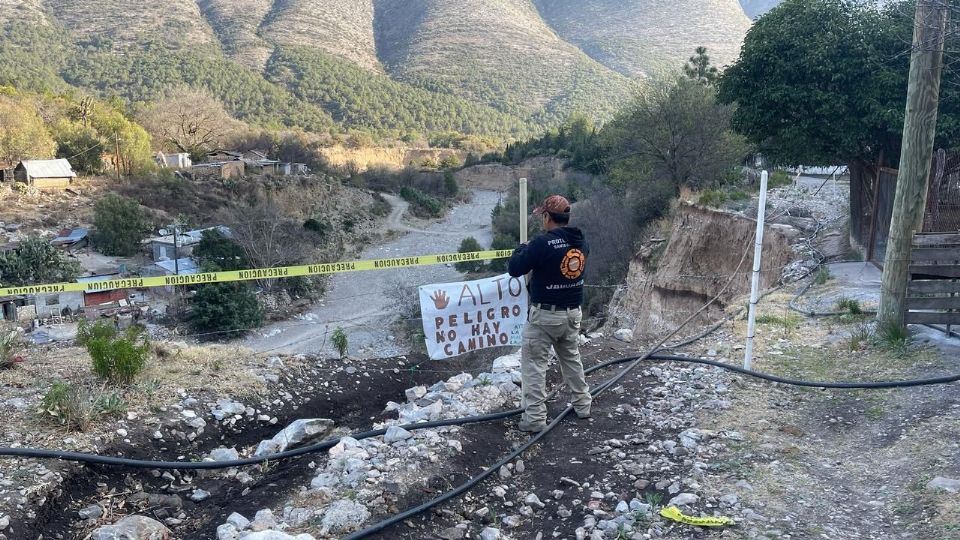 Protección Civil Jaguares sitió la iglesia San Antonio de la Osamenta en Santa Catarina por riesgo de deslave.