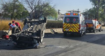 Pareja resulta lesionada en volcadura en centro de Monterrey