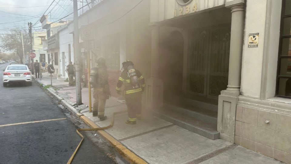 Elementos de Bomberos Nuevo León y Protección Civil de Monterrey realizaron las maniobras de control y sofocación del fuego.