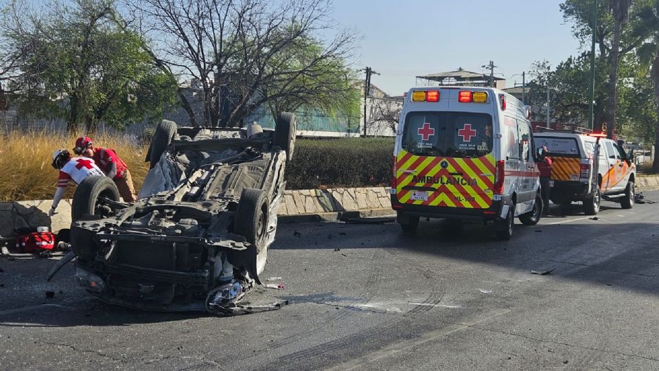 Paramédicos de la Cruz Roja atendieron a los dos lesionados durante este percance vial.